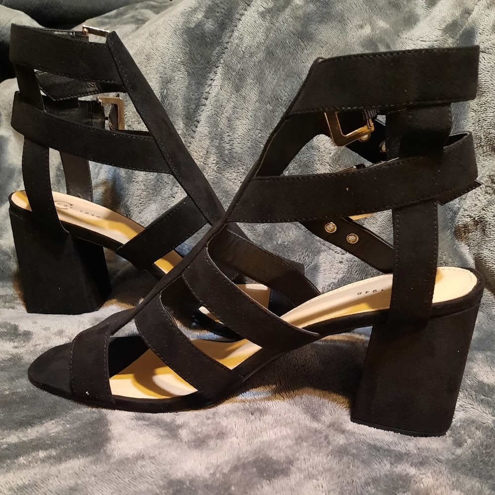 Women's size 10 C EST. 1946 Black Chunk Heels